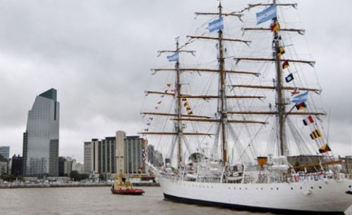 La Fragata Libertad ya navega por el mar argentino