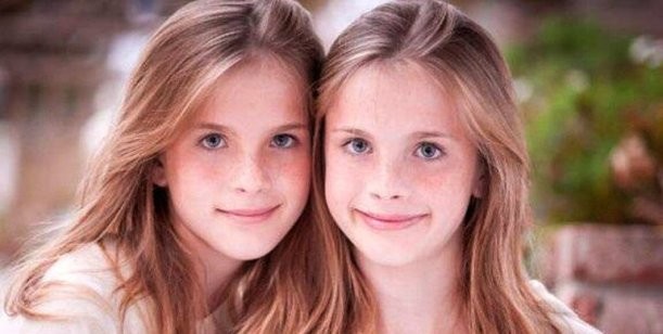 Así está Emma, la hija de Ross y Rachel en Friends, que fue interpretada por gemelas