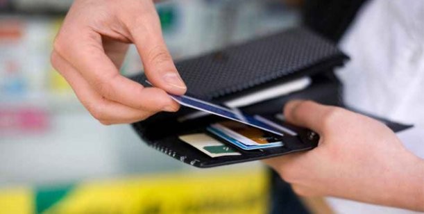 Investigan a bancos y tarjetas de crédito por cobrar caro