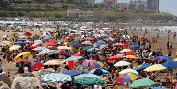 Para preparar el bolsillo: cuánto se gasta en un día de playa en Mar del Plata, Pinamar y Punta del Este