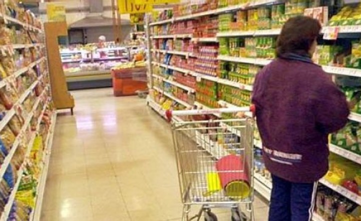 En medio de la crisis, los supermercados imponen límites de compras y le colocan alarmas a productos caros
