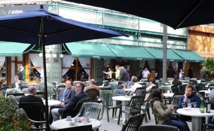 Bares y restaurantes dejarán de pagar por tener mesas y sillas en la vereda