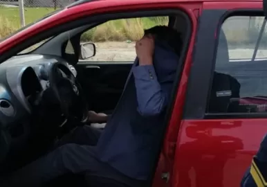 arrastro-pareja-auto-rio-gallegos