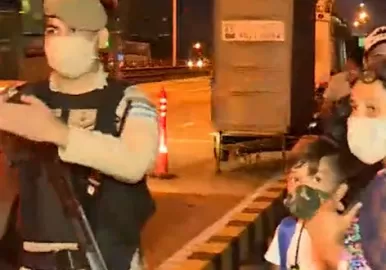 colectivo bajan pasajera