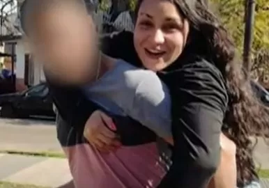 joven atacada riachuelo