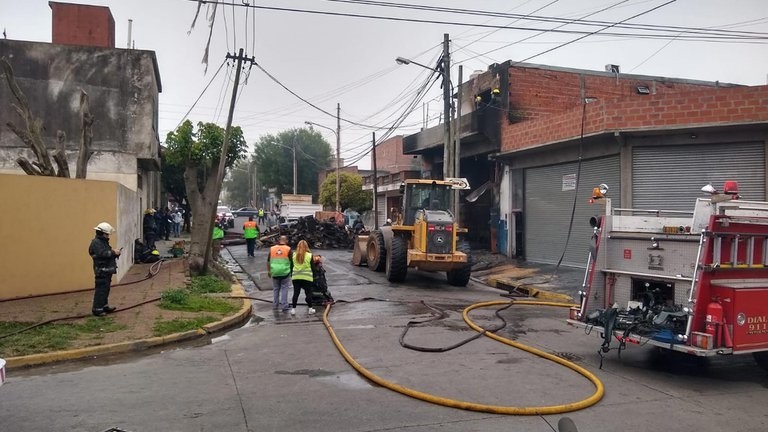 Tragedia en La Tablada: se incendió una gomería y murieron un matrimonio y  su hijo de 10 años | InfoVeloz.com