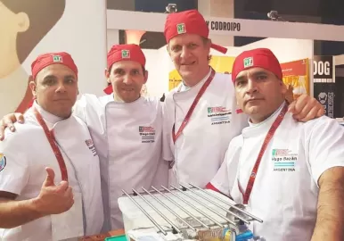 Posan para la foto Miguel Villalba, Diego Dávila Gasco, Federico Dominguez Fontán y Hugo Bazán del Sindicato de Pasteros y Pizzeros de la provincia de Salta.