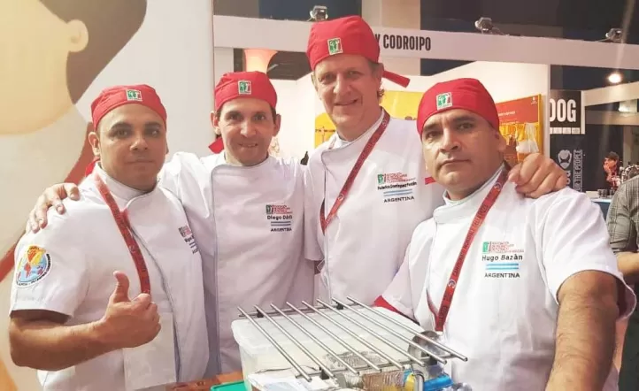 Posan para la foto Miguel Villalba, Diego Dávila Gasco, Federico Dominguez Fontán y Hugo Bazán del Sindicato de Pasteros y Pizzeros de la provincia de Salta.