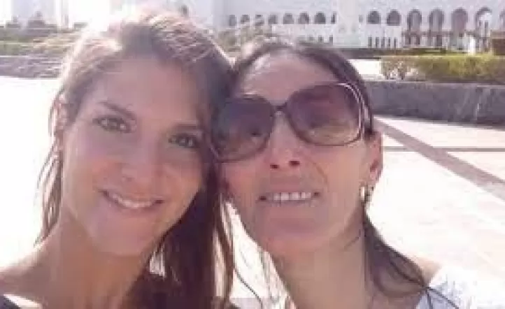 Virginia junto a su mamá, quien murió en el acto en el feroz tiroteo narco en el que quedaron en el medio mientras esperaban el colectivo.