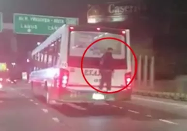 colgado del colectivo