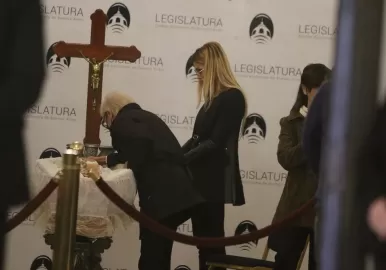 Martha Venturiello, la viuda de Carlitos Balá, saluda a quien es el amor de toda su vida; a su lado, Panam (Fotos de Ramiro Souto)