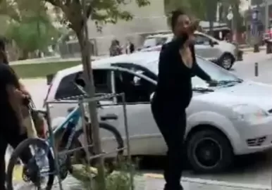 Mujer golpeó agente de tránsito