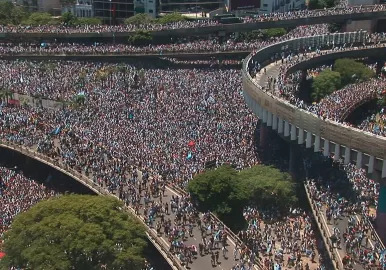 hinchas colapsando la autopista
