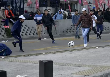 piqueteros jugando al fútbol