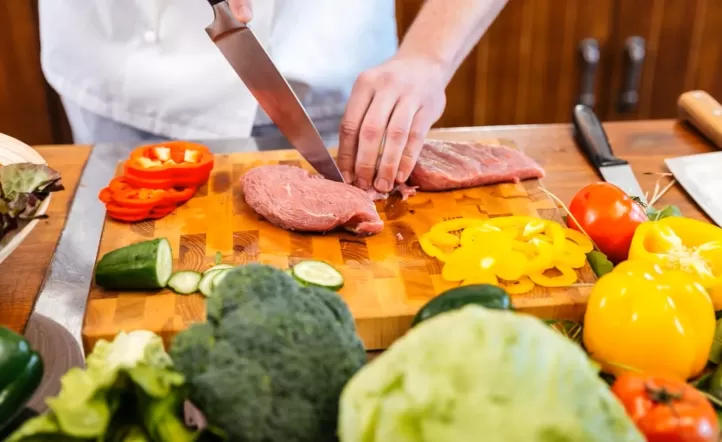 La contaminación cruzada es una de las formas más comunes de que las bacterias lleguen a los alimentos.