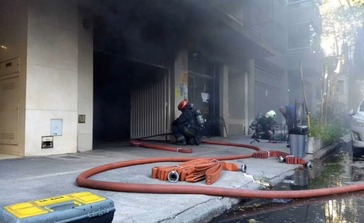 El incendio ocurrió en un edificio en Beruti 4533