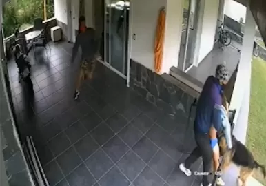 uno de los delincuente intenta llevarse al hijo del comerciante como rehén