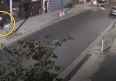 EL MOMENTO DEL IMPACTO DE BALA EN LA CABEZA DEL DELINCUENTE QUEDÓ GRABADO POR UNA CÁMARA DE LA CALLE LA MERCED AL 3500