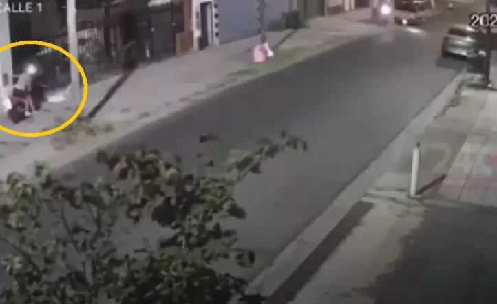 EL MOMENTO DEL IMPACTO DE BALA EN LA CABEZA DEL DELINCUENTE QUEDÓ GRABADO POR UNA CÁMARA DE LA CALLE LA MERCED AL 3500
