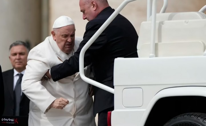 El diario Il Fatto Quotidiano, que confirmó que el Papa salió en ambulancia hacia el hospital y canceló las audiencias previstas para los próximos días.