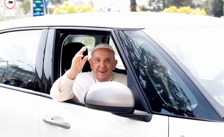 El papa Francisco saludó a fieles al salir del hospital Gemelli donde estuvo internado por una bronquitis. (Foto: REUTERS/Remo Casilli). Por: REUTERS
