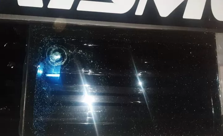 Así quedó el parabrisas de uno de los micros. Foto: Gentileza Diario Uno