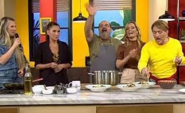 Daniel Gómez Rinaldi junto a Guillermo Calabrese y sus compañeros en Qué Mañana!