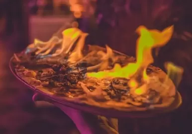 pizza flambeada