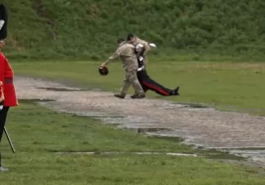 se desmayó guardia en coronación