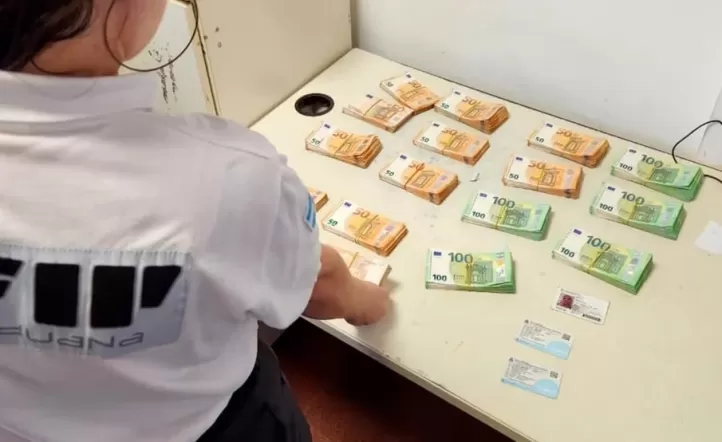 Euros escondidos en equipo de mate