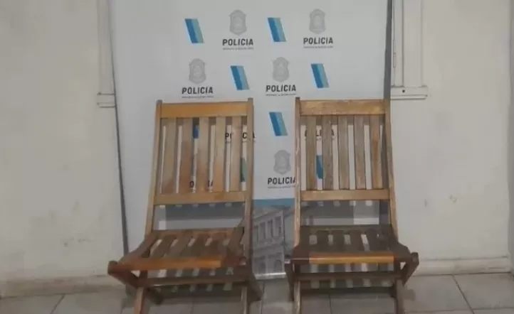 Las reposeras robadas de una cafetería situada en Playa Grande (Gentileza 0223).