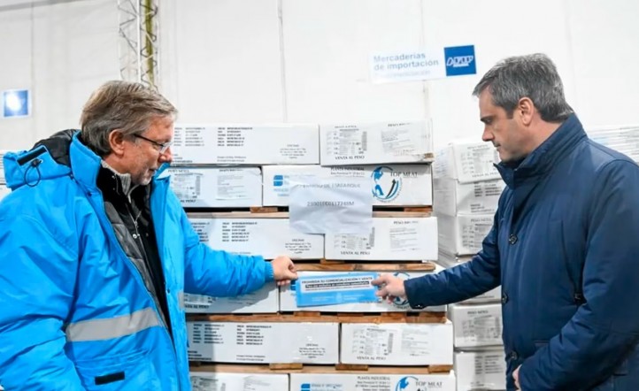 El secretario de Agricultura, Juan José Bahillo, y el titular de la Aduana, Guillermo Michel, con la mercadería que fue decomisada. (Foto: Secretaría de Agricultura)