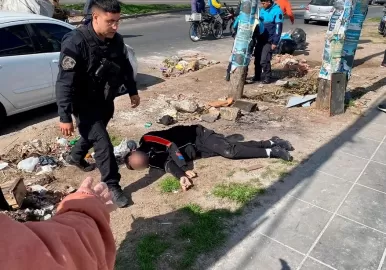 policia custodiaba escuela