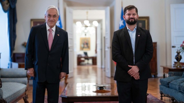 Sebastián Piñera junto a Gabriel Boric, el actual presidente chileno