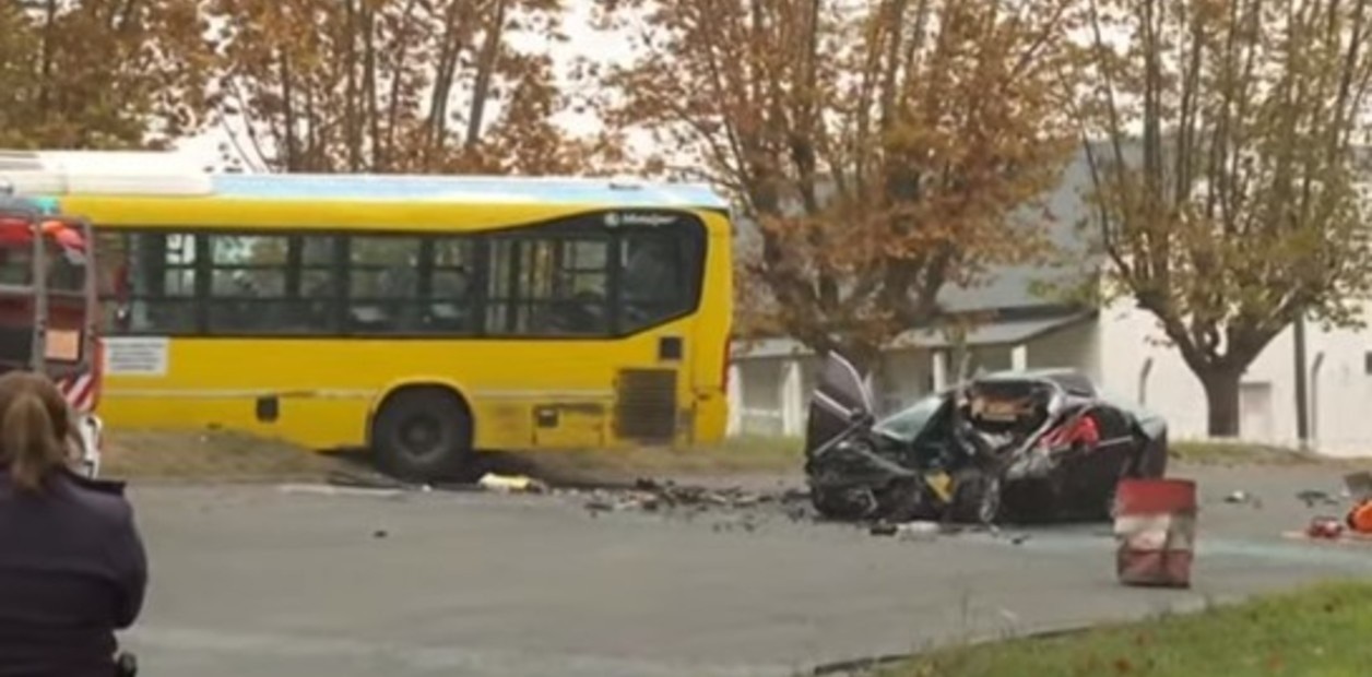 Terrible choque entre un colectivo y un auto en Malvinas Argentinas: un ...