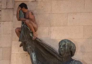 hombre desnudo en congreso