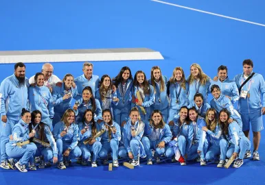 LAS LEONAS BRONCE