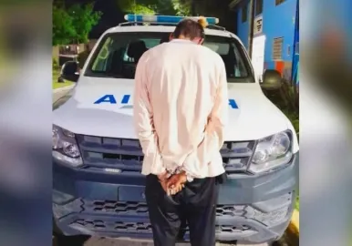 delincuente arrojó a una chica de 19 años a las vias