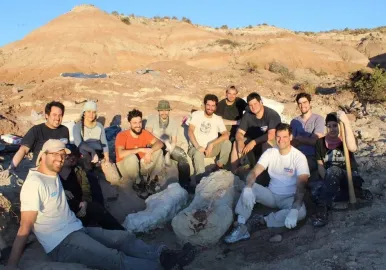 dinosaurio en rio negro