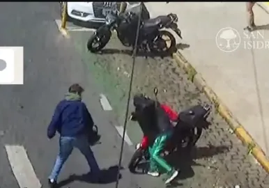 Se defendio con un casco