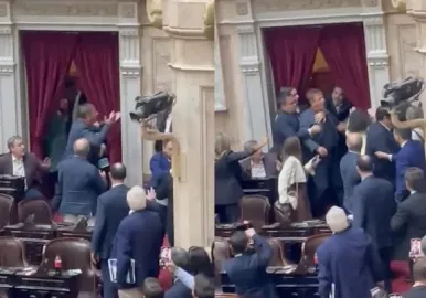 ESCANDALO EN EL CONGRESO