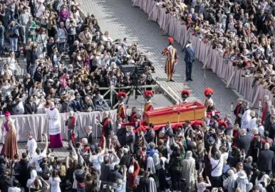 multitud despide a Francisco