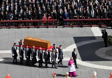 milei llego tarde al funeral del papa francisco
