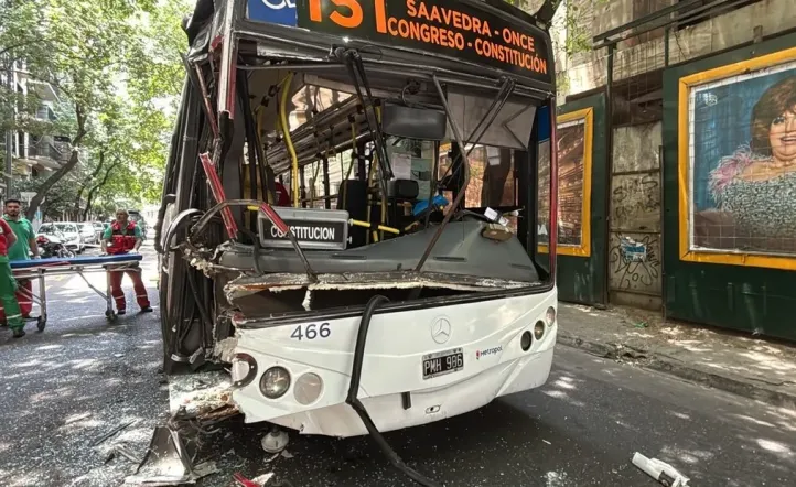 Choque de colectivos en Congreso