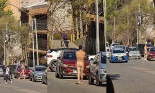 hombre desnudo