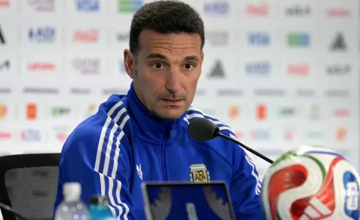 Scaloni en conferencia de prensa de cara al partido con Suiza. AFP.